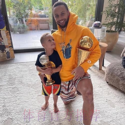 哥俩商量好了?布克与库里今日穿着同款黑橙色衬衫步入球馆 哥俩商量好了?布克与库里今日穿着同款黑橙色衬衫步入球馆